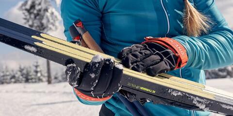 Felleski er smørefrie ski med feller som har blitt mer og mer populært de siste årene, og nå er det felleski som har størst andel av skisalget hos oss. Men selv om felleskiene ikke skal smøres med skismøring, er de ikke vedlikeholdsfrie. Det er viktig å ta godt vare på felleskiene for å ha glede av de lengst mulig.